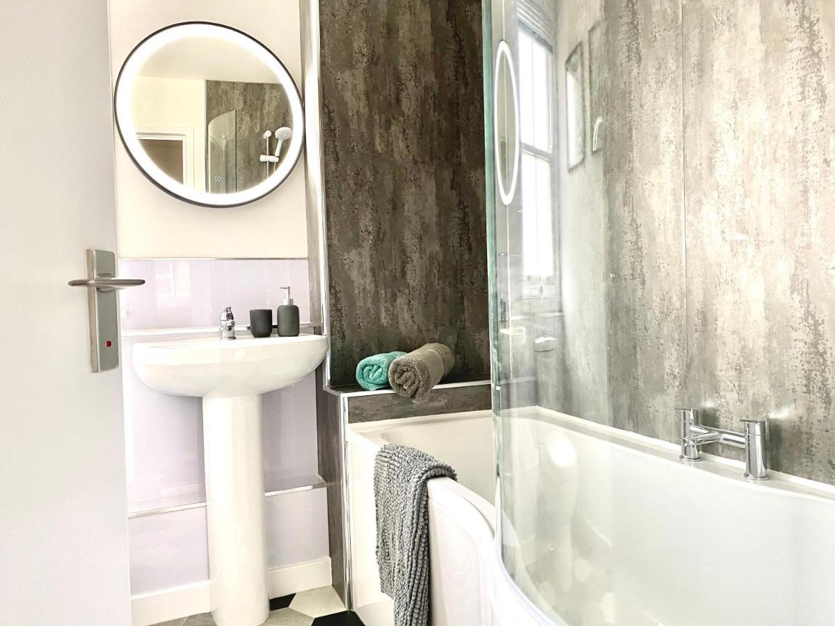 Stylish Central 2 Bedroom Apartment - Free Parking, Free Wifi Orkney Extérieur photo